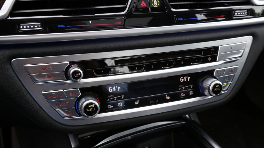 Детали интерьера BMW 740e iPerformance (G11) 2018 года  (NA) (фото 23 из 40)